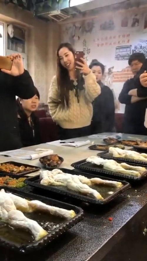 天津吃瓜群众吃饭